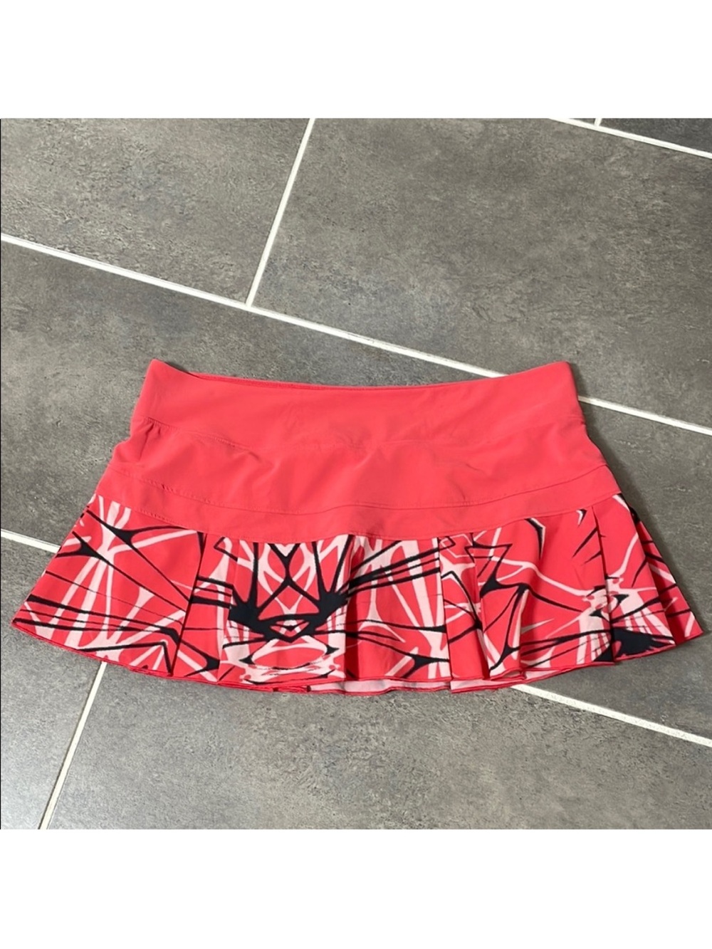 Nike Women’s Printed Pleated Woven Tennis Skirt Geranium size‎ Large